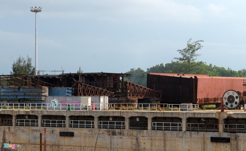 Can canh nha may dong tau vat lon giua 'nui no nan' hinh anh 5