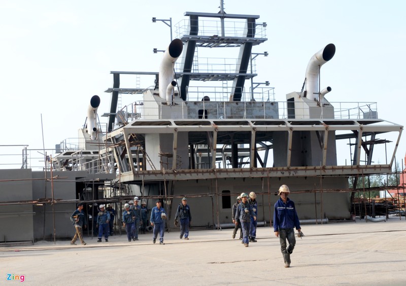 Can canh nha may dong tau vat lon giua 'nui no nan' hinh anh 8