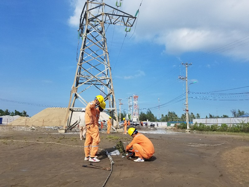 Cột điện đường dây 35kV vượt biển từ đất liền ra đảo Cát Bà bị hưu hỏng. Ảnh: Điện lực Hải Phòng