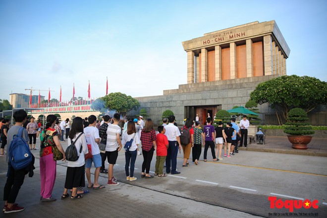 Sau nghi lễ chào cờ, hàng trăm người đã xếp hàng để cùng thắp nén hương thơm dâng lên Chủ tịch Hồ Chí Minh vĩ đại để tưởng nhớ về công ơn của Người và hàng triệu anh hùng đã hi sinh vì độc lập tự do của Tổ quốc.