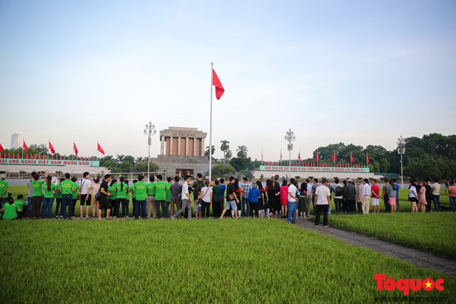 5h30 sáng, như thường lệ có rất nhiều người tập thể dục trên quảng trường Ba Đình. Nhưng dường như hôm nay, 2/9, số người có mặt tại đây đông hơn hẳn.