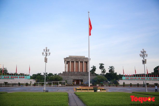 Khác với những ngày bình thường, đêm ngày 1/9, Quốc kì không được kéo xuống, để lá cờ mãi được tung bay trong ngày độc lập. Vì thế lễ chào cờ diễn ra không có nghi thức kéo cờ.