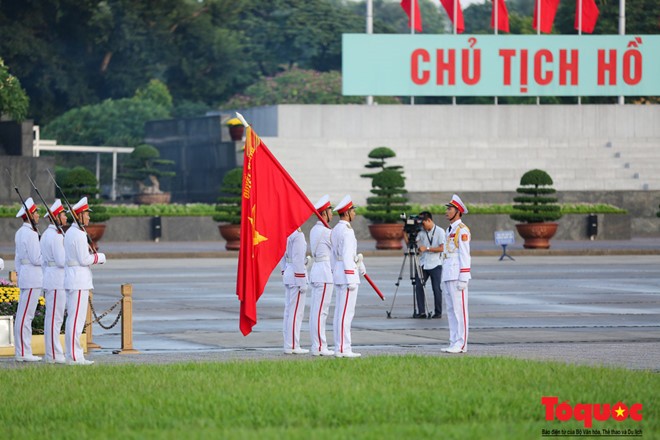 Nghi lễ chào cờ được thực hiện trang nghiêm, trong không khí thiêng liêng, thành kính