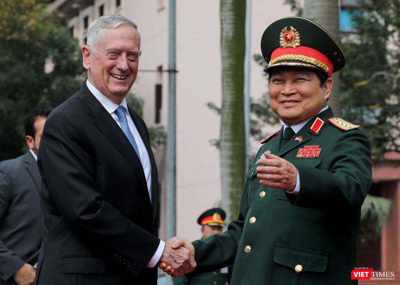 Bộ trưởng Quốc phòng Mỹ thăm chùa Trấn Quốc, dạo Hồ Tây ảnh 1