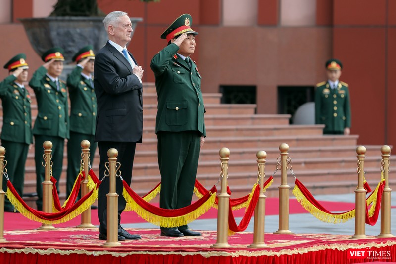 Bộ trưởng Quốc phòng Mỹ thăm chùa Trấn Quốc, dạo Hồ Tây ảnh 2