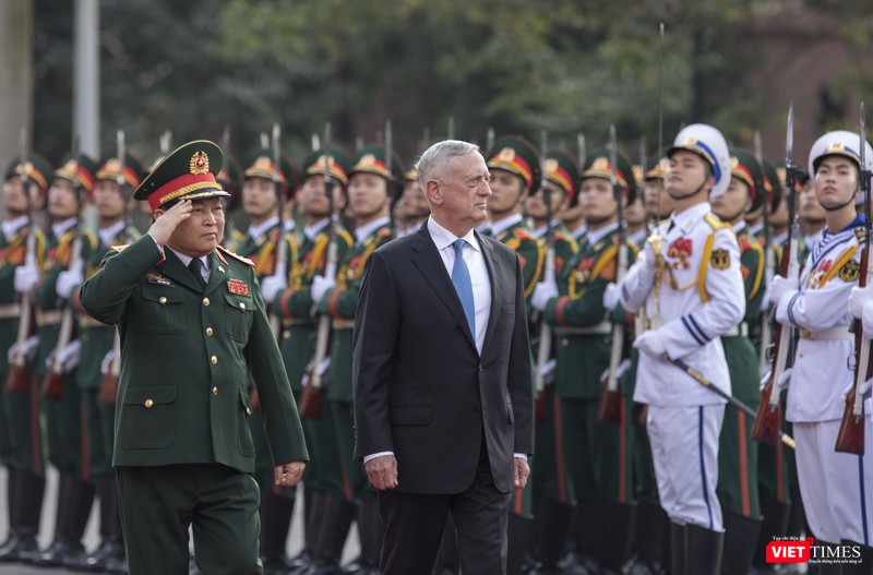 Bộ trưởng Quốc phòng Mỹ thăm chùa Trấn Quốc, dạo Hồ Tây ảnh 3