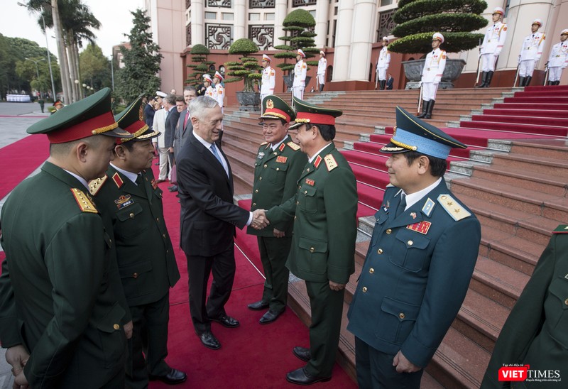 Bộ trưởng Quốc phòng Mỹ thăm chùa Trấn Quốc, dạo Hồ Tây ảnh 4