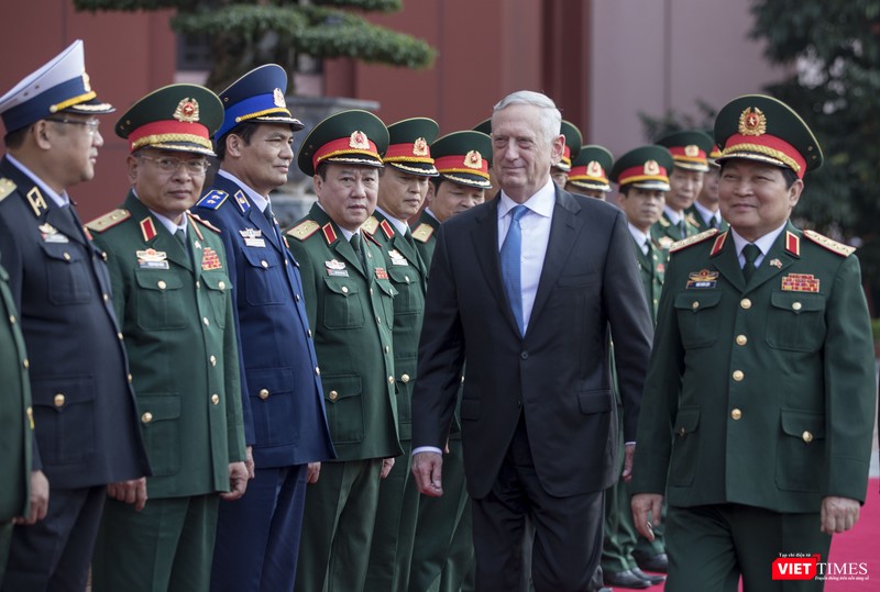 Bộ trưởng Quốc phòng Mỹ thăm chùa Trấn Quốc, dạo Hồ Tây ảnh 5