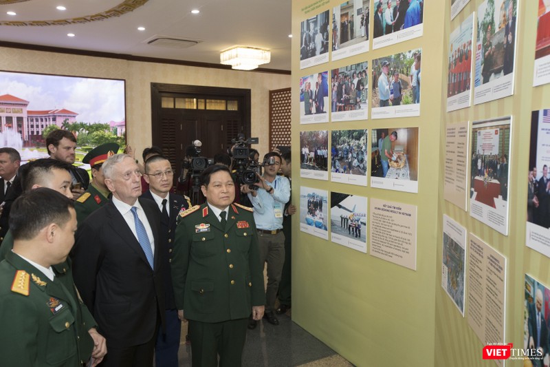 Bộ trưởng Quốc phòng Mỹ thăm chùa Trấn Quốc, dạo Hồ Tây ảnh 6