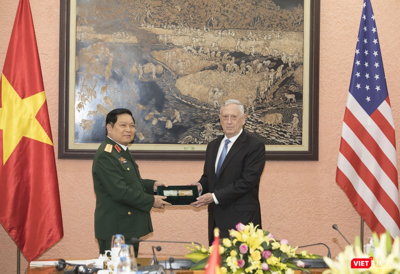 Bộ trưởng Quốc phòng Mỹ thăm chùa Trấn Quốc, dạo Hồ Tây ảnh 8