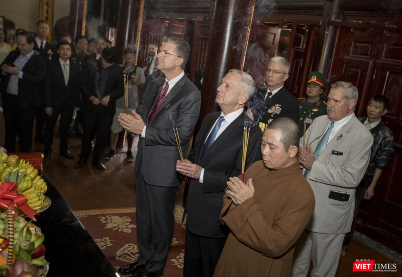 Bộ trưởng Quốc phòng Mỹ thăm chùa Trấn Quốc, dạo Hồ Tây ảnh 10