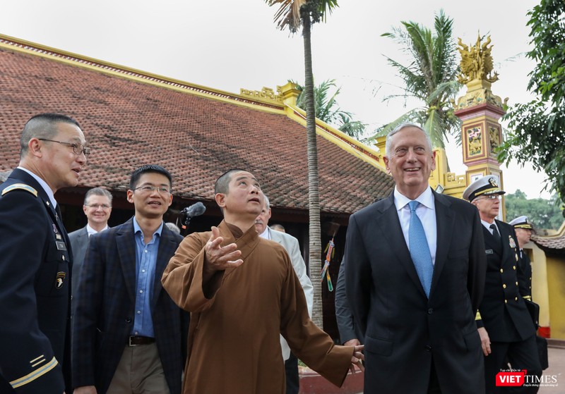 Bộ trưởng Quốc phòng Mỹ thăm chùa Trấn Quốc, dạo Hồ Tây ảnh 11