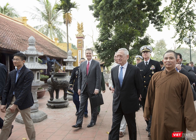 Bộ trưởng Quốc phòng Mỹ thăm chùa Trấn Quốc, dạo Hồ Tây ảnh 12