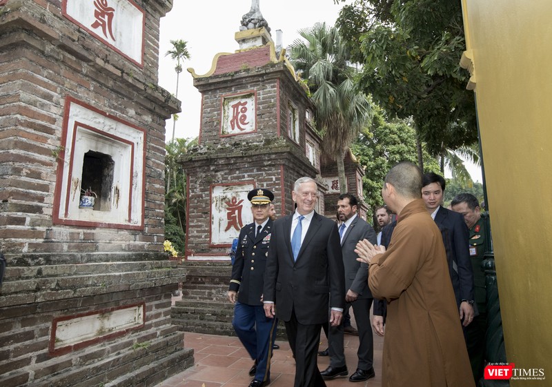 Bộ trưởng Quốc phòng Mỹ thăm chùa Trấn Quốc, dạo Hồ Tây ảnh 13