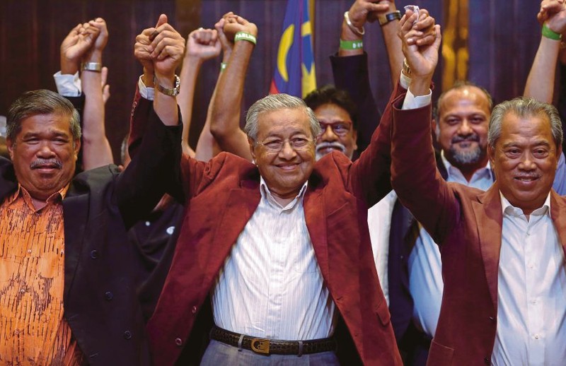 Tiến sĩ Mahathir Mohamad (giữa) sẽ trở thành Thủ tướng Malaysia. Ảnh: REUTERS