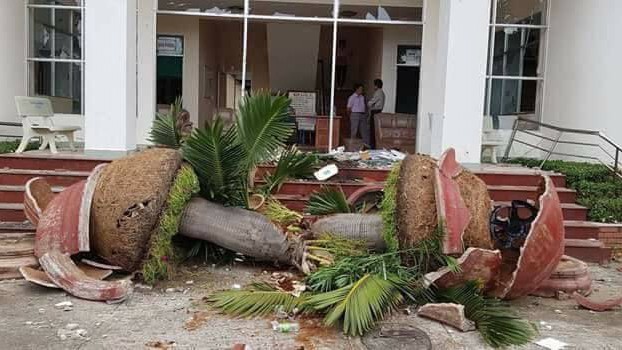 Sở KHĐT Bình Thuận bị các đối tượng quá khích đập phá, đốt cháy ngày 10/6. Ảnh: Tuổi trẻ