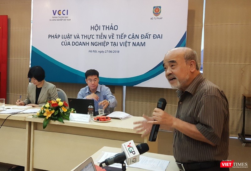 Giáo sư Đặng Hùng Võ cho rằng việc định giá đất trong Luật đất đai 2013 là một lỗ hổng lớn. Giáo sư Đặng Hùng Võ cho rằng việc định giá đất trong Luật đất đai 2013 là một lỗ hổng lớn.