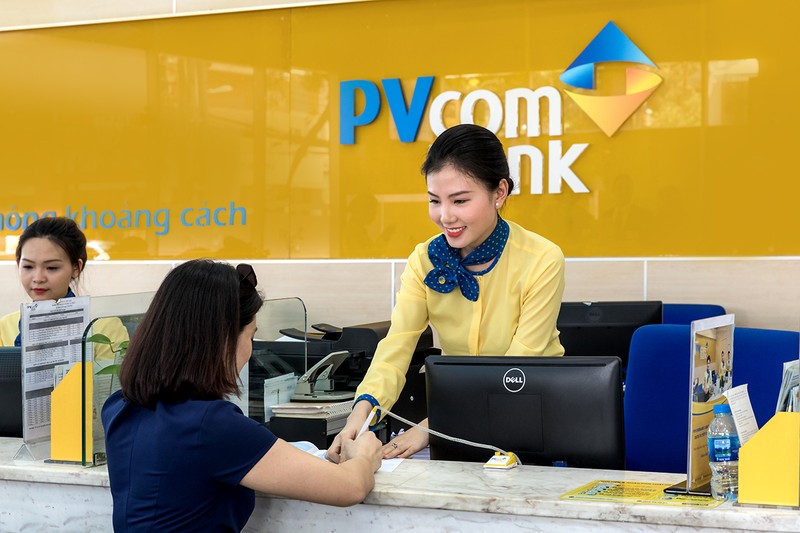 Khách hàng giao dịch tại PVcomBank