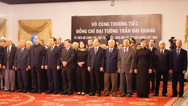 Đoàn lãnh đạo TPHCM chờ viếng tại Hội trường Thống Nhất. Ảnh:Dân trí Đoàn lãnh đạo TPHCM chờ viếng tại Hội trường Thống Nhất. Ảnh:Dân trí