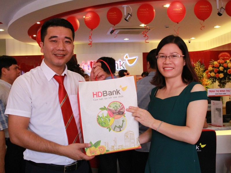 Đại diện HDBank Hưng Yên trao quà cho vị khách đầu tiên đến giao dịch Đại diện HDBank Hưng Yên trao quà cho vị khách đầu tiên đến giao dịch