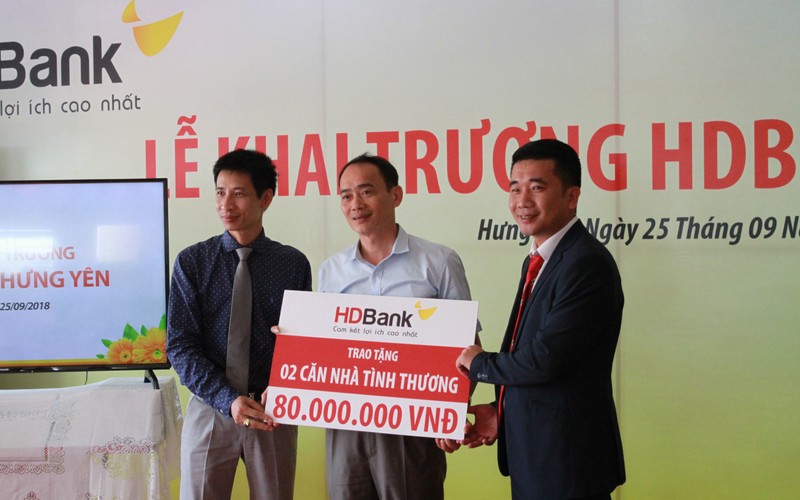 Nhân dịp khai trương, HDBank Hưng Yên trao tặng 2 căn nhà tình thương cho hộ gia đình khó khăn tại địa phương Nhân dịp khai trương, HDBank Hưng Yên trao tặng 2 căn nhà tình thương cho hộ gia đình khó khăn tại địa phương
