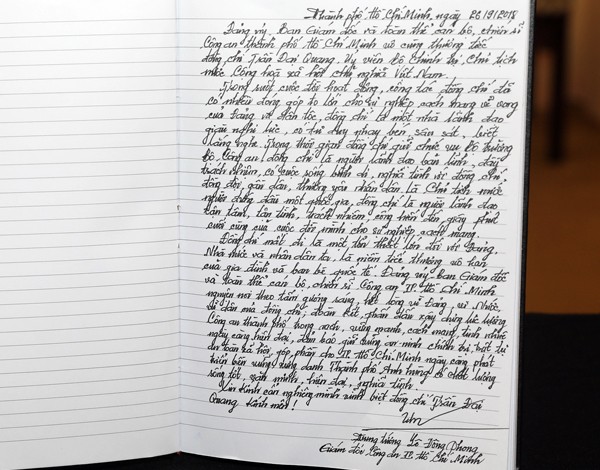 Trung tướng Lê Đông Phong - Giám đốc Công an Thành phố Hồ Chí Minh ghi sổ tang viếng cố Chủ tịch nước Trần Đại Quang. Nguồn: Vnexpress