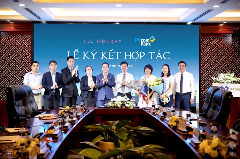 Đại diện PVcomBank và FLC Holiday ký kết hợp đồng hợp tác và trao đổi quà lưu niệm