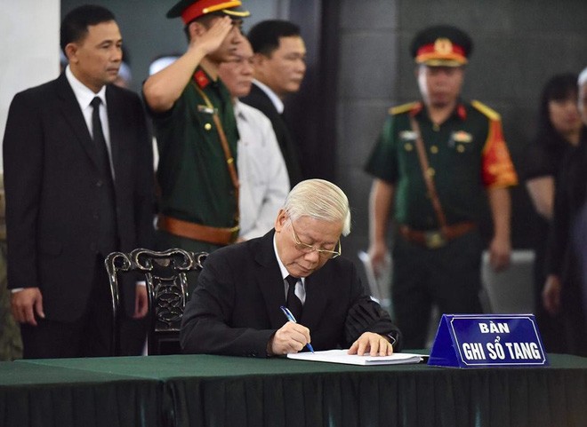 Tổng Bí thư Nguyễn Phú Trọng ghi sổ tang tại Lễ tang cố Tổng bí thư Đỗ Mười. Ảnh: Tổng Bí thư Nguyễn Phú Trọng ghi sổ tang tại Lễ tang cố Tổng bí thư Đỗ Mười. Ảnh: