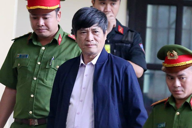 Ông Nguyễn Thanh Hóa được dẫn ra tòa.