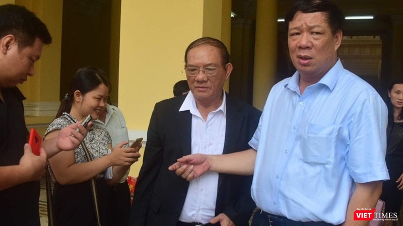 Các bị cáo ra về sau phiên sơ thẩm. Các bị cáo ra về sau phiên sơ thẩm.