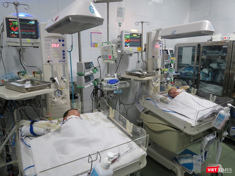 Sau ca mổ, hai bé đã được chuyển đến phòng hồi sức để theo dõi và chăm sóc. Ảnh: Anh Thư