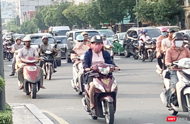 Người dân lưu thông trên đường trong không khí mù mịt