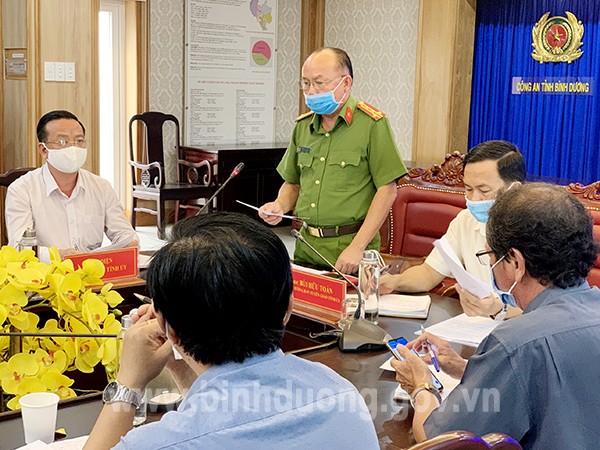 Đại tá Trần Văn Chính – Phó Giám đốc Công an tỉnh thông tin về Dự án 43ha (Nguồn: binhduong.gov.vn) Đại tá Trần Văn Chính – Phó Giám đốc Công an tỉnh thông tin về Dự án 43ha