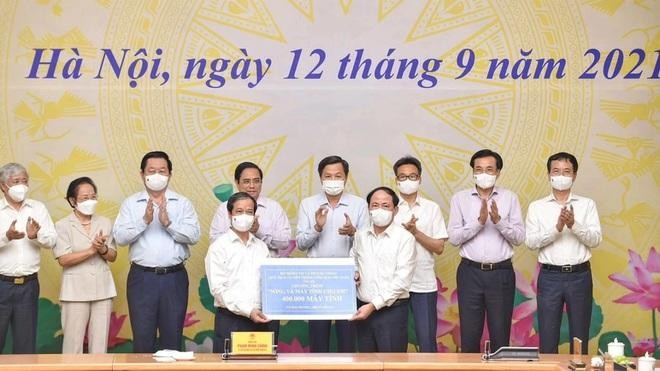 Các doanh nghiệp và địa phương ủng hộ chương trình Sóng và máy tính cho em ngay trong buổi lễ - Nguồn: báo Dantri.com.vn Các doanh nghiệp và địa phương ủng hộ chương trình Sóng và máy tính cho em ngay trong buổi lễ - Nguồn: báo Dantri.com.vn