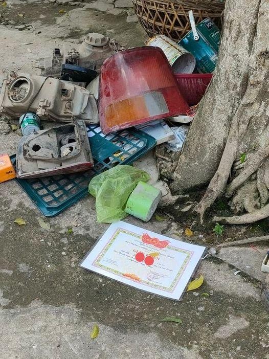 Tờ giấy khen bị vứt bên đường (Ảnh: Lê Thu)