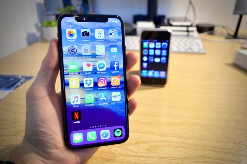 iPhone X và chiếc iPhone thế hệ đầu tiên, iPhone 2G. Nguồn: Gearbrain