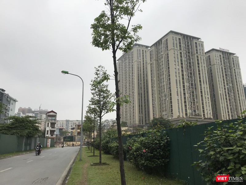 Cư dân muốn vào Home city phải đi qua một ngõ không có số nằm trên đường Nguyễn Chánh. Cư dân muốn vào Home city phải đi qua một ngõ không có số nằm trên đường Nguyễn Chánh