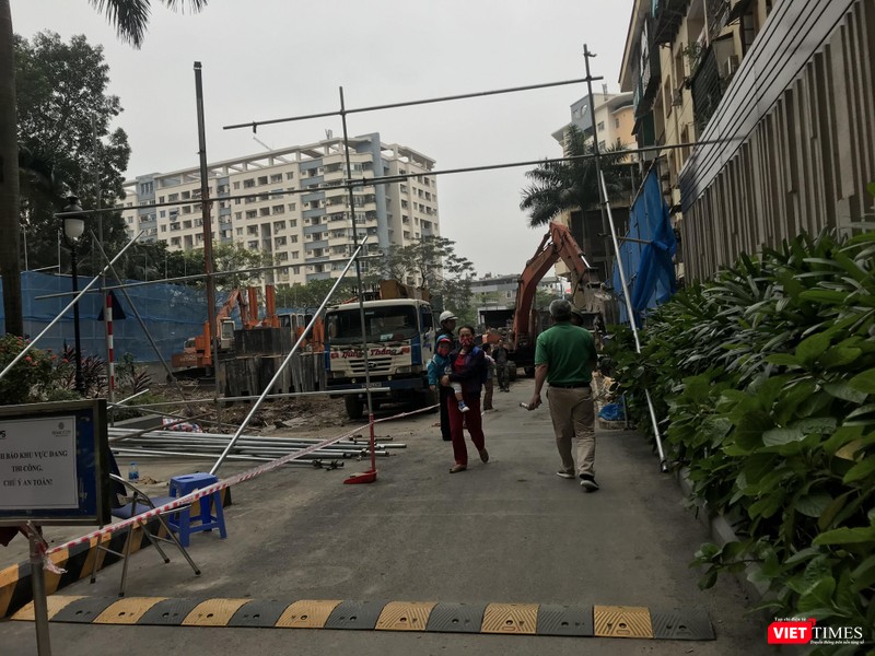 Nhiều người dân cảm thấy bức xúc vì đã bị chặn lối đi. Nhiều người dân cảm thấy bức xúc vì đã bị chặn lối đi
