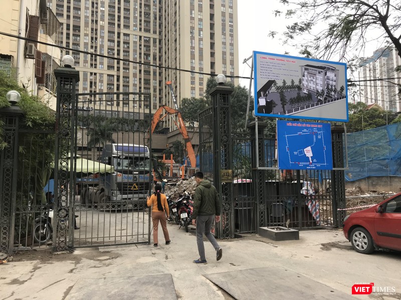 Cư dân không được đi xe máy, ô tô qua cổng 177 Trung Kính do đang thi công công trình Trường Tiểu học. Cư dân không được đi xe máy, ô tô qua cổng 177 Trung Kính do đang thi công công trình Trường Tiểu học