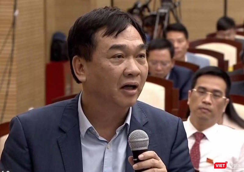 Giám đốc Sở Xây dựng HN, Lê Văn Dục trả lời tại phiên chất vấn.