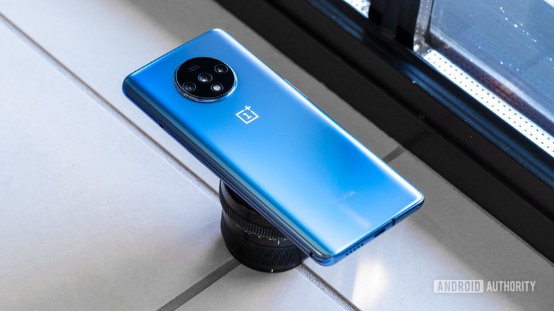 Cạnh của máy được làm khá giống với phiên bản OnePlus 7 (Ảnh: Androidauthority.com)