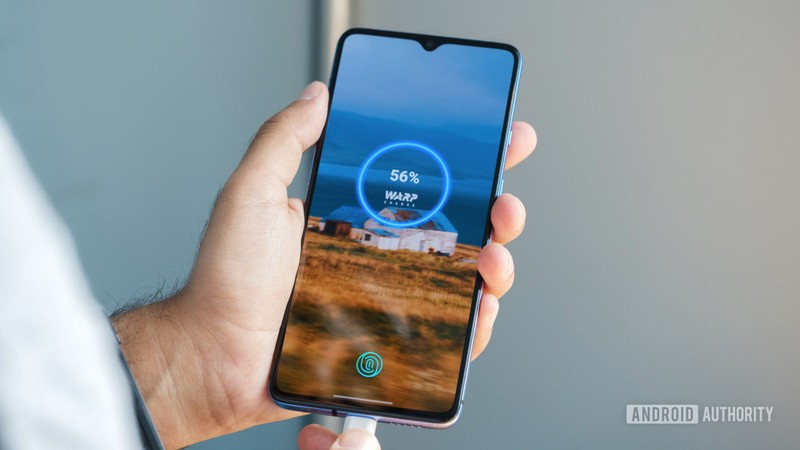 Khả năng sạc nhanh của máy giúp bạn tiết kiệm được rất nhiều thời gian (Ảnh: androidauthority.com)