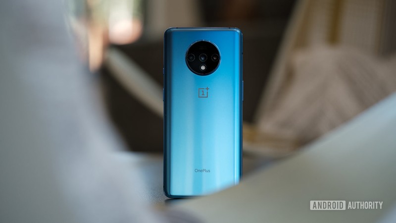 Thiết kế khá độc đáo với cụm 3 camera được xếp thành hình tròn (Ảnh: androidauthority.com)