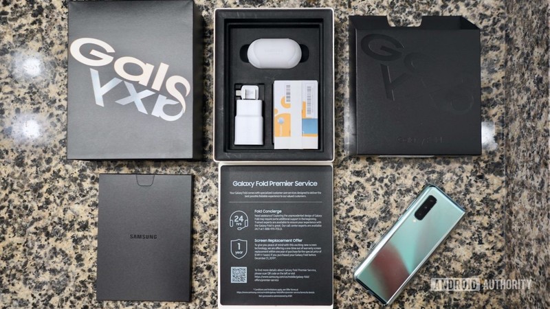 Các phụ kiện đi kèm trong hộp chiếc Samsung Galaxy Fold (Ảnh: Android Authority)