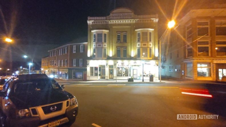 Ảnh chụp trong điều kiện thiếu sáng bị noise khá nặng (Ảnh: Android Authority)