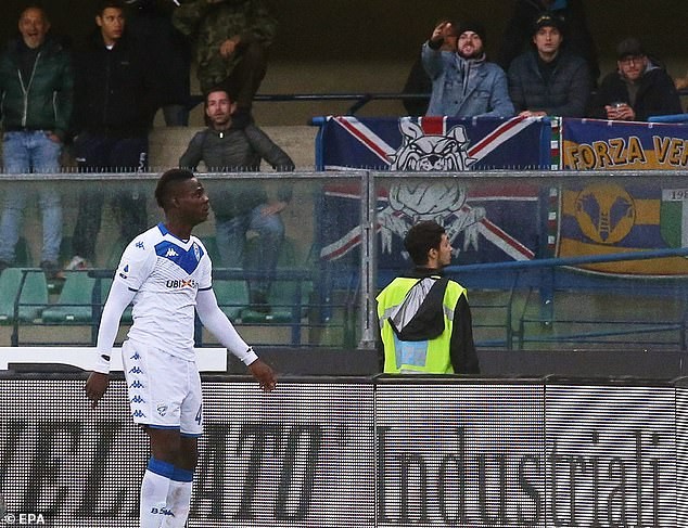 Cổ động viên Verona đã có những lời lẽ, cử chỉ phân biệt chủng tộc với tiền đạo người Ý (Ảnh: dailymail.co.uk)