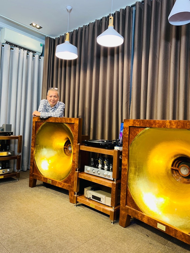 Loa kèn tre dát vàng được Khang audio trình diễn tại Triển lãm AV Show Hà Nội 2019. "Ngoài công nghệ dát vàng tôi cũng muốn thể hiện một loại vật liệu tự nhiên từ cây Tre Việt với nhiều kỹ thuật làm và hoàn thiện tinh xảo để mang đến cho người thưởng thức âm thanh một chất âm hay và đẹp", anh Khang cho biết