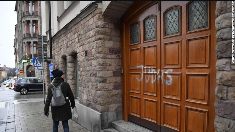Cửa nhà của Ibrahimovic tại thành phố Stockholm bị sơn chữ "Judas" lên trên (Ảnh: CNN)