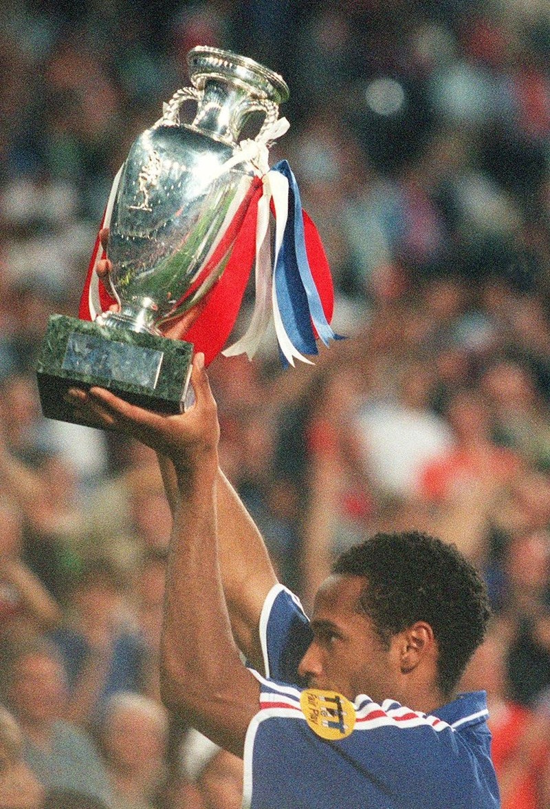 Henry nâng cao chiếc cup vô địch Euro năm 2000 cùng với đội tuyển Pháp (Ảnh: Scoopnest) Henry nâng cao chiếc cup vô địch Euro năm 2000 cùng với đội tuyển Pháp (Ảnh: Scoopnest)