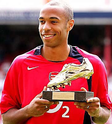 Henry cùng với danh hiệu chiếc giày vàng (Ảnh: footballsource.co.uk) Henry cùng với danh hiệu chiếc giày vàng (Ảnh: footballsource.co.uk)